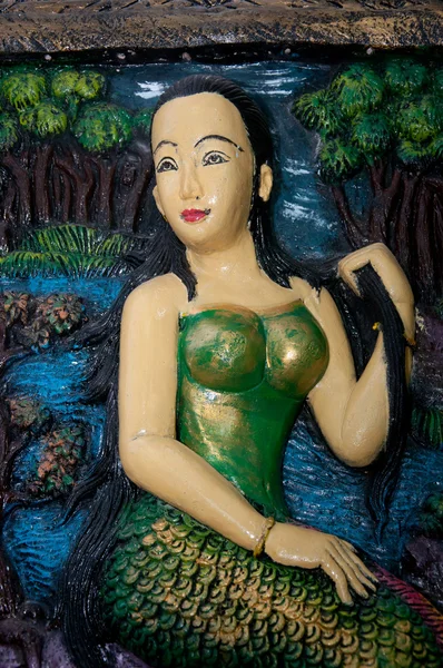 Estatua de mujer arte tailandés en templo tailandés — Foto de Stock
