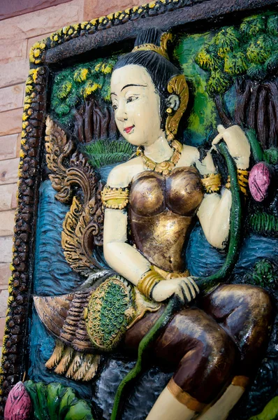 Mulher estátua tailandês arte no templo tailandês — Fotografia de Stock