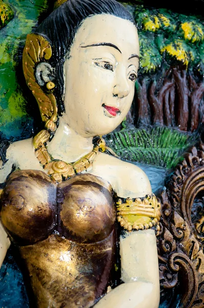 Frauenstatue thailändische Kunst im thailändischen Tempel — Stockfoto