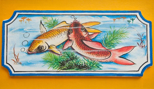 Китайская рыба кои живопись на стене в китайском храме — стоковое фото