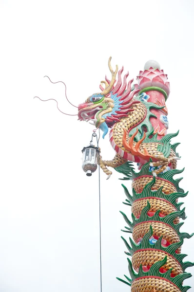 中国风格龙雕像上白色隔离 — 图库照片