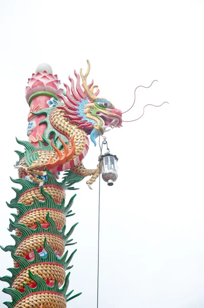 Estátua de dragão estilo chinês isolado em branco — Fotografia de Stock