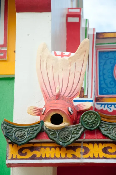 Pietra di pesce rosso cinese brama nel tempio cinese — Foto Stock