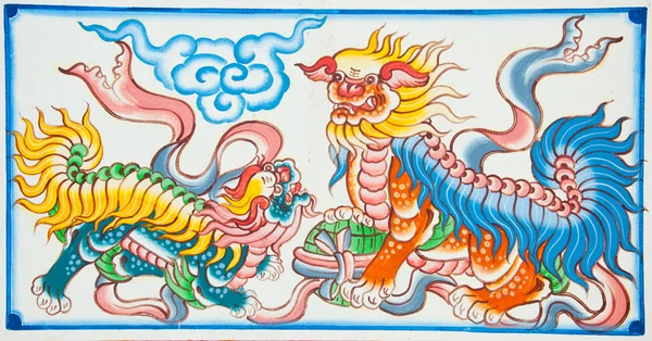 中国龙在中国寺庙墙上的画 — 图库照片