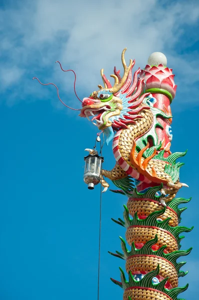 Chinese stijl draak standbeeld in Chinese tempel — Stockfoto