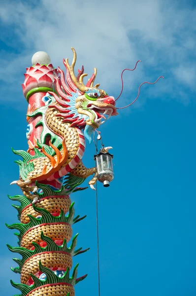 Kinesisk stil drake staty i kinesiska templet — Stockfoto
