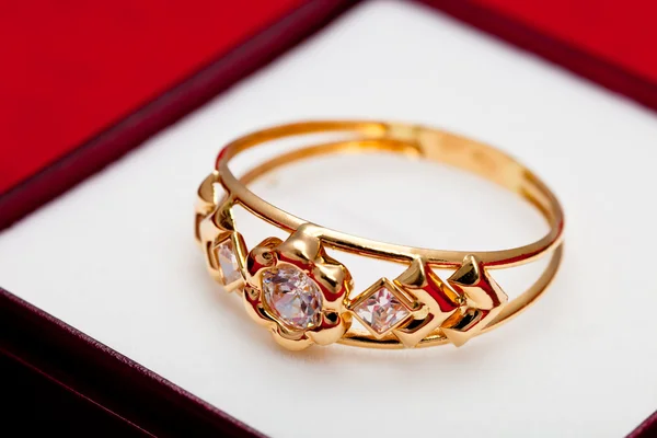Gouden ring met witte zirconia enchased — Stockfoto