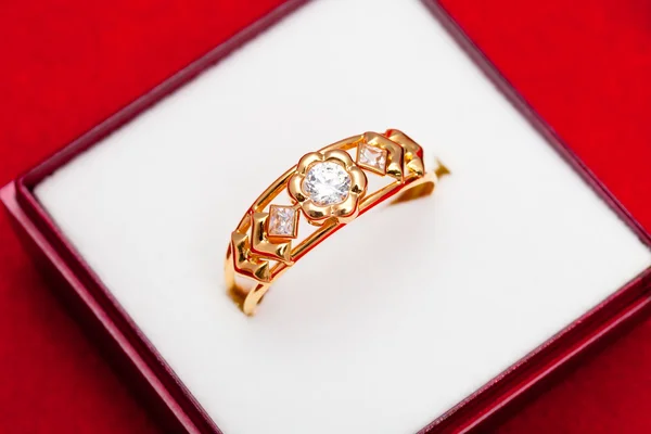 Золотое кольцо с белым цирконием — стоковое фото
