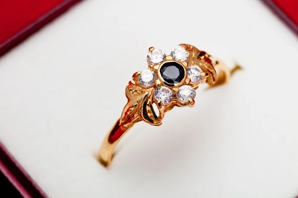 Guld ring med vit och blå zirconia enchased — Stockfoto