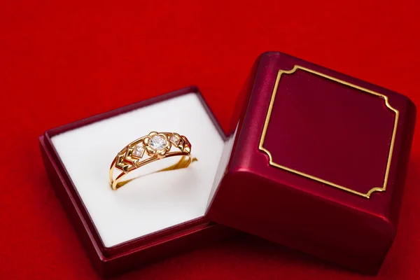 Χρυσό δαχτυλίδι με ζιρκόνς, enchased — Φωτογραφία Αρχείου
