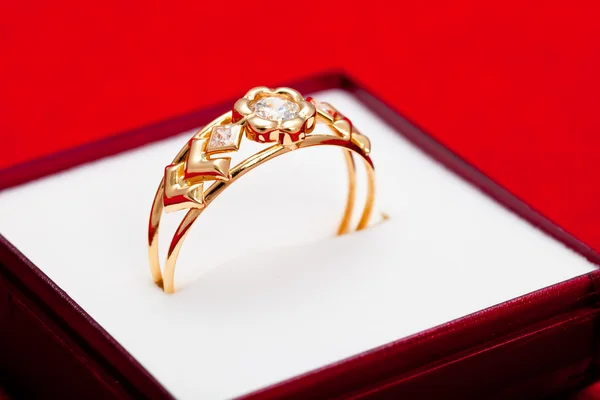Anel de ouro com zircônia branca encantada — Fotografia de Stock