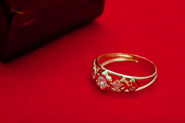 Złoty pierścionek z białego tlenku cyrkonu enchased — Zdjęcie stockowe