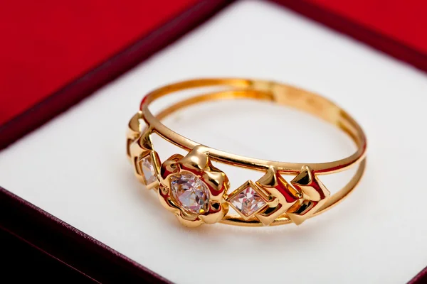 Guld ring med vit zirconia enchased — Stockfoto