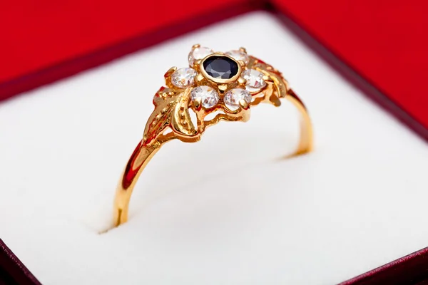 Guld ring med vit och blå zirconia enchased — Stockfoto