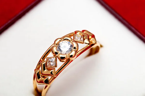 Золотое кольцо с белым цирконием — стоковое фото