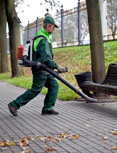 잎 송풍기를 사용 하 여 트랙을 청소 하는 조 경사 — 스톡 사진