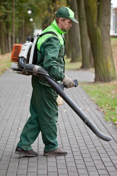 Man with Leaf Blower — Stock Photo, Image