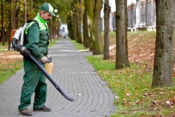 Landscaper with Leaf Blower — Stock Photo, Image
