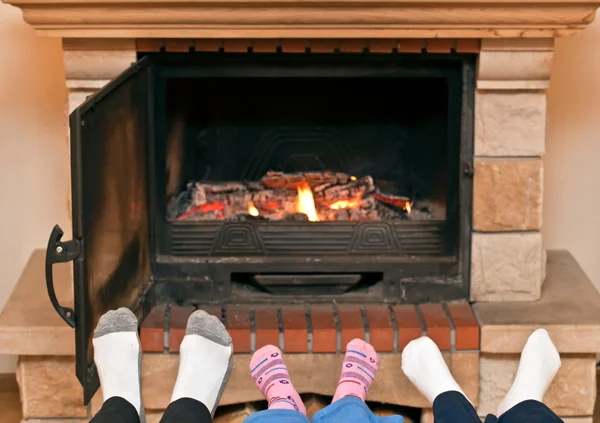 Füße wärmen am Kamin — Stockfoto