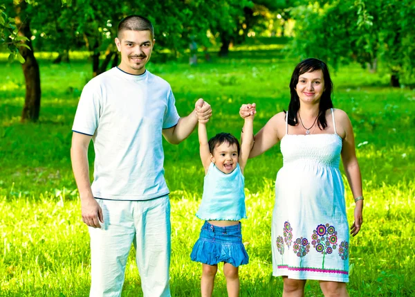 Boldog fiatal család. — Stock Fotó
