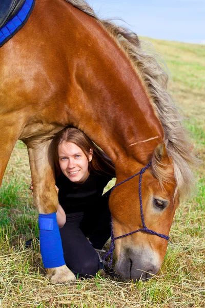 Onun atı ile güzel kız — Stok fotoğraf