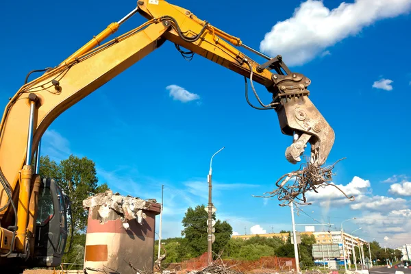 Triturador de concreto hidráulico no local demolição — Fotografia de Stock