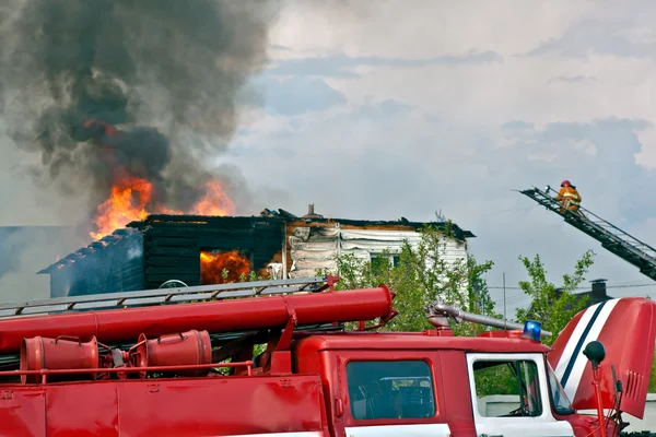 火の背景に消防車 — ストック写真