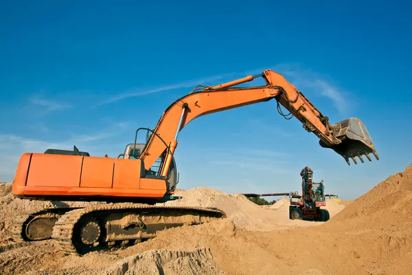 Escavadeiras em uma pedreira de areia — Fotografia de Stock