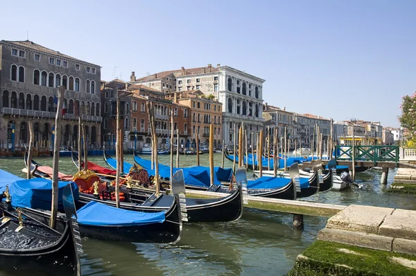 Гондоли на Гранд-каналі у Венеції — стокове фото
