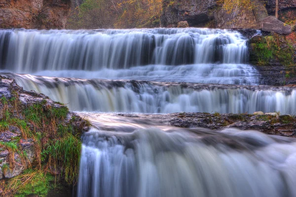 Красочный живописный водопад в HDR — стоковое фото