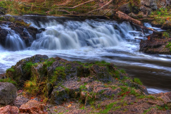 Bunte malerische Wasserfall in hdr — Stockfoto