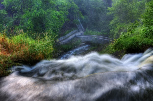 Hdr でカラフルな風光明媚な滝 — ストック写真