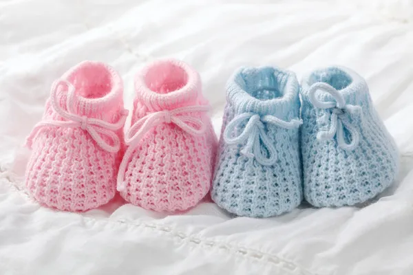 Blaue und rosa Babystiefel — Stockfoto