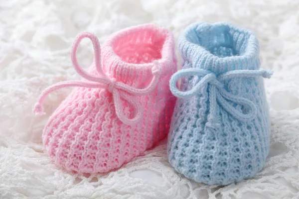 Blue en pink baby slofjes — Stockfoto