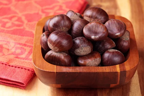Raw chestnuts — Stock Photo, Image