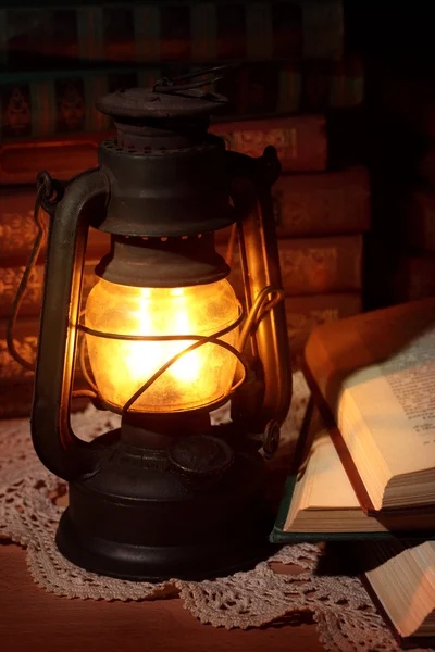 Старая масляная лампа и старые книги — стоковое фото