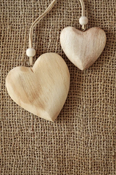 Twee houten harten — Stockfoto