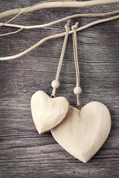 Два деревянных сердца — стоковое фото
