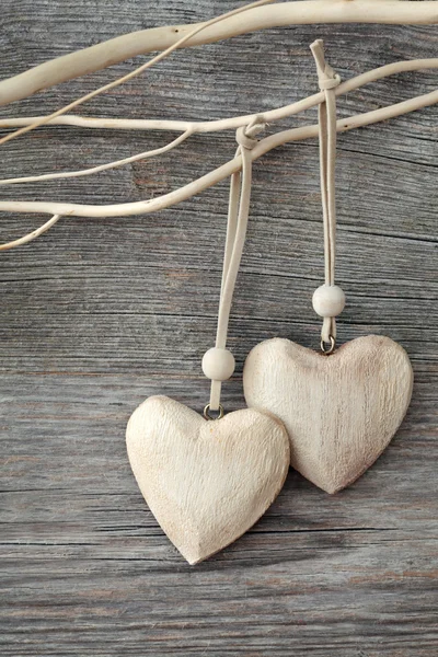 Dwa drewniane serca — Zdjęcie stockowe