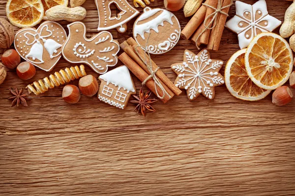 Gingerbread cookies and spices — Stock Photo, Image
