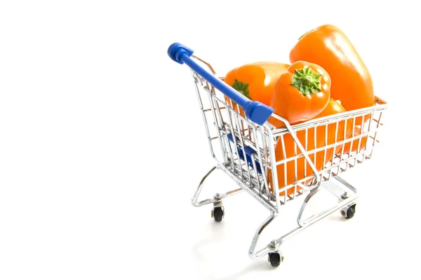 Oranžové papriky v nákupním vozíku — Stock fotografie