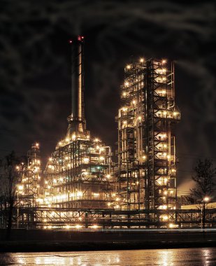 gece gündüz çalışan bir petrol rafinerisi.