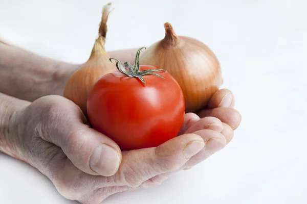 Eski eller içinde domates — Stok fotoğraf