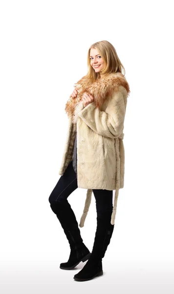 Mulher bonita nova em um casaco de peles — Fotografia de Stock