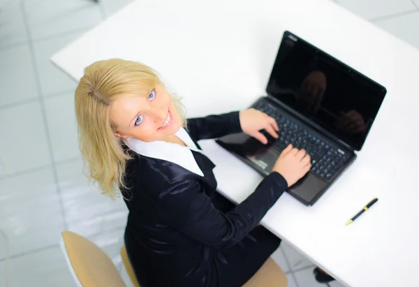Mulher de negócios bonita que trabalha no computador portátil no escritório — Fotografia de Stock