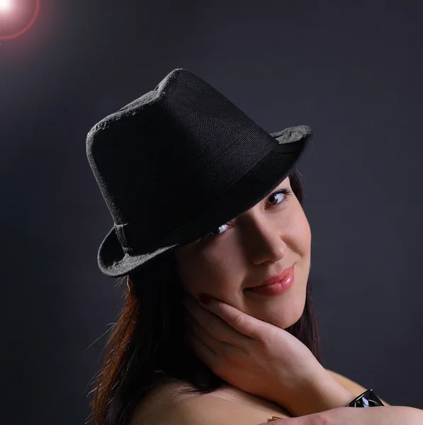 Porträtt av en vacker ung sexig kvinna i hatt — Stockfoto