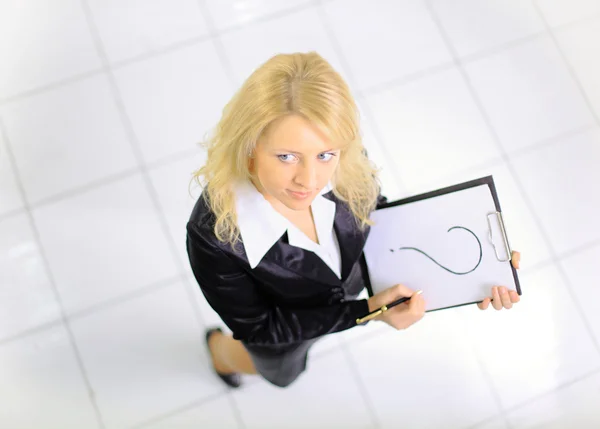 Ovansida av ung kvinna med en representerar mappen i office — Stockfoto