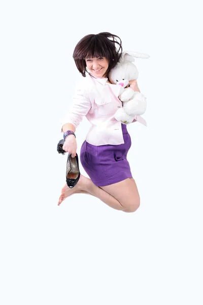 Junge schöne Frau springt vor Freude mit Plüschkaninchen — Stockfoto