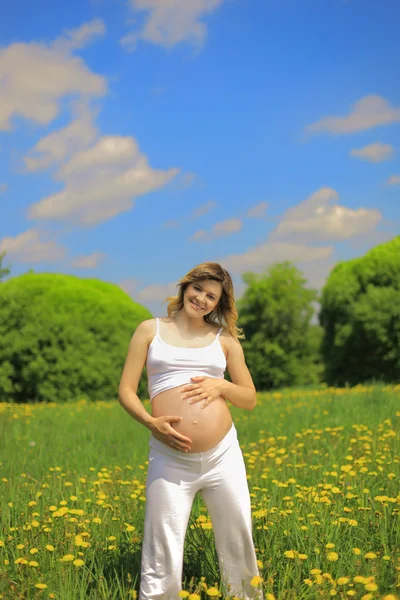 公園でリラックスした美しい妊婦 — ストック写真