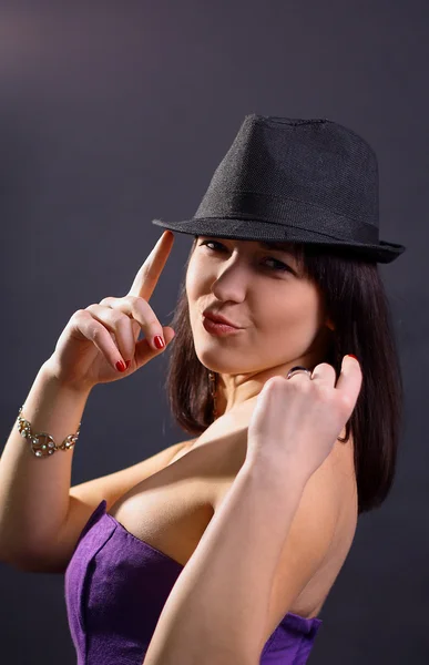 Πορτρέτο του μια όμορφη νεαρή σέξι γυναίκα με καπέλο — Φωτογραφία Αρχείου